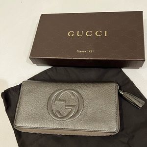 Gucci Soho zip around leather wallet. Metallic grey